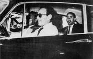 Hassan II au volant, Mehdi Ben Barka, son passager : aux temps heureux du début des années 1960, quand le roi et son ancien professeur de mathématiques faisaient route ensemble.