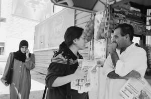  La journaliste israelienne discute avec son ami palestinien, vendeur de jus de fruit. - Laurent Van Der Stockt/Gamma 