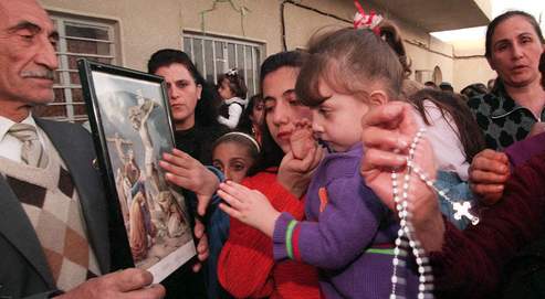 Des Chrtiens chaldens dIrak prient devant une reprsentation de Jsus-Christ,  Bagdad.