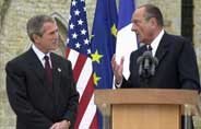 Les pr�sidents George W. Bush et Jacques Chirac, le 27 mai � Sainte-M�re-Eglise | AFP