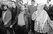 Marouane Barghouti (au centre, veste en cuir), chef de la milice arm�e de Tanzim, manifeste avec des Palestiniens en 2001 � Ramallah, Cisjordanie | Ricki Rosen/Corbis Saba
